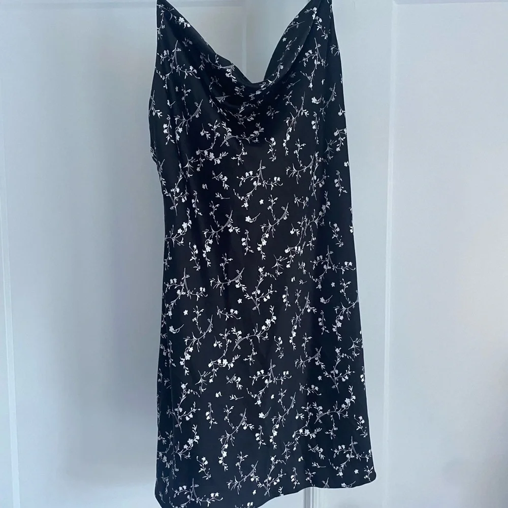Uo Mallory Cowl Neck Slip Dress in Black WITH WHITE FLOWERS,Urban Outfitters - Picture 5 of 9